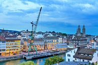 Uitzicht over Zurich in het blauwe uur na zonsondergang von Dennis van de Water Miniaturansicht