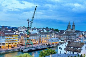 Uitzicht over Zurich in het blauwe uur na zonsondergang