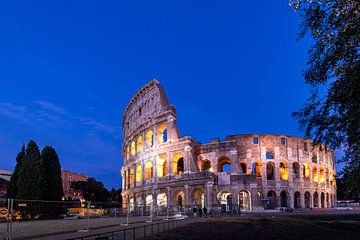 Kolosseum in Rom während der blauen Stunde von Michael Bollen
