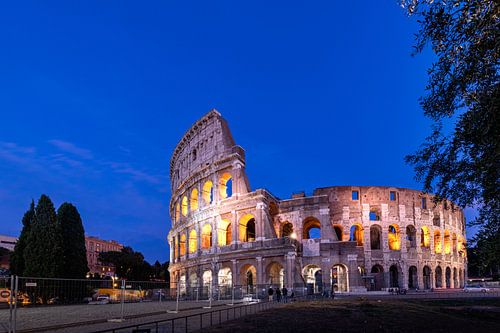 Colosseum in Rome tijdens blue hour van Michael Bollen