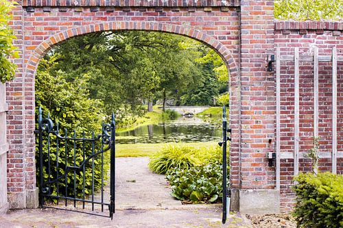 Doorkijkje oude muur met hek Landgoed Singraven