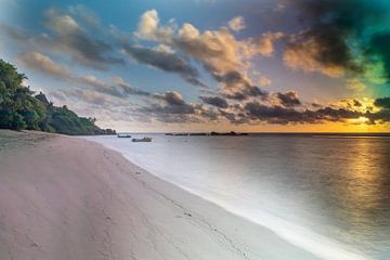 Romantische zonsondergang voor Anse Forbans (Mahé / Seychellen)