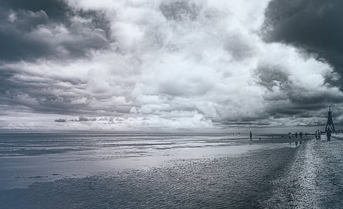 Strand van Cuxhaven aan de Duitse Noordzeekust.  Foto bij laag water met baken en golfbreker