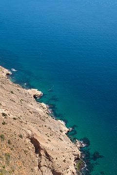 Blauwe Middellandse Zee en kliffen van Adriana Mueller