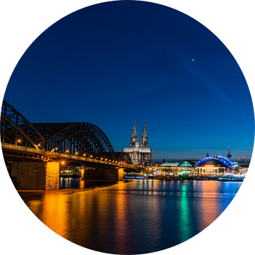 Keulen bij nacht van T.B.- Foto