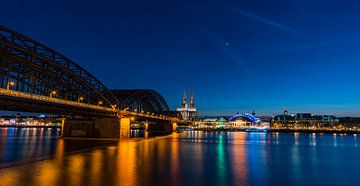 Keulen bij nacht van T.B.- Foto