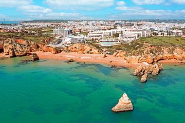 Vue aérienne de la ville de Lagos sur la côte sud du Portugal sur Eye on You