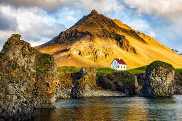 The house between mountain and sea by Daniela Beyer