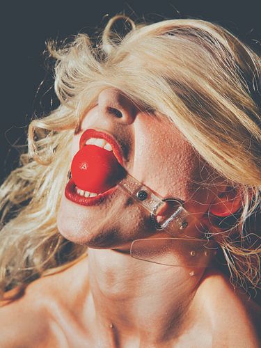 Mooie vrouw met fetisj bal gag in haar mond