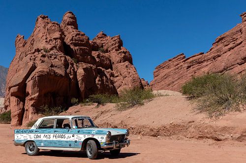 Los Colorados with vintage Peugeot (1)