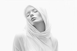 Portrait d'une femme avec une écharpe en soie blanche