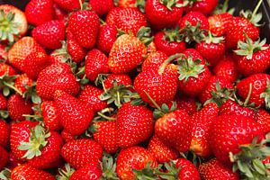 Rode aardbeien in een kistje