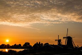 Vieux moulin hollandais à Zaanse Schans avec le soleil couchant sur Johan Veenstra