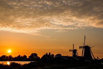 Oud-Hollandse Molen op de Zaanse schans met ondergaande zon van Johan Veenstra