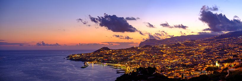Abends Blick über Funchal, die Hauptstadt der Insel Madeira. von Sjoerd van der Wal Fotografie