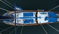 Draufsicht auf das Segelschiff aus dem Krähennest von Michelle Peeters Miniaturansicht