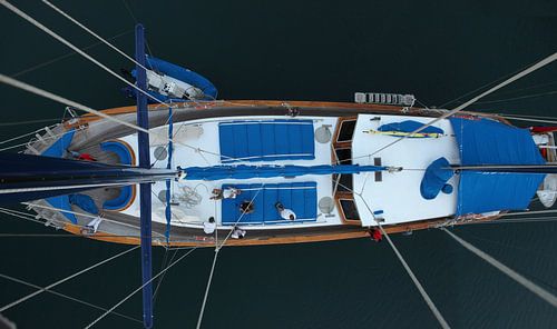 Bovenaanzicht zeilschip vanuit het kraaiennest