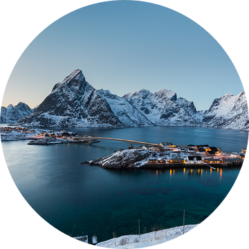 Sakrisoy, een eiland in de winterse bergen en fjorden van de Lofoten, Noorwegen van Sander Groffen