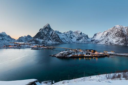 Sakrisoy, eine Insel in den winterlichen Bergen und Fjorden der Lofoten, Norwegen