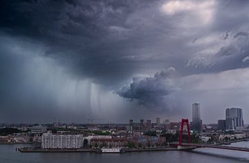 Stürmische Skyline-Vibes: Rotterdam vom Dach aus von Roy Poots