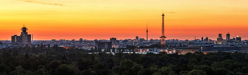 Berlin City Skyline im Sonnenaufgang von Frank Herrmann