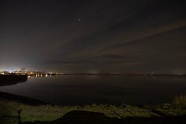 Unendliche Stille - Das IJsselmeer bei Nacht von Rik Brussel