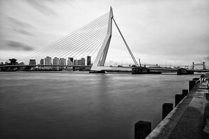 Erasmusbrug | Zwart-Wit Foto van Mark De Rooij