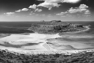 Balos Beach op Kreta in Griekenland in zwart-wit. van Manfred Voss, Schwarz-weiss Fotografie