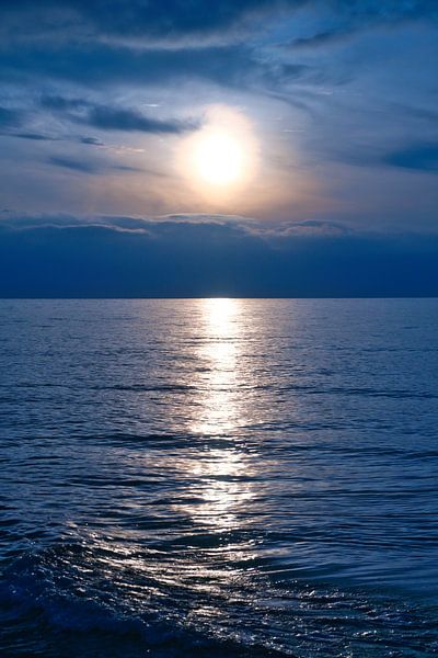 Zonsondergang op het strand van de Baltische Zee, romantisch van Martin Köbsch