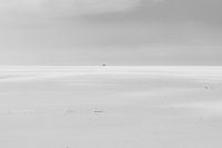 Deux personnes sur une plaine sablonneuse déserte en Espagne. Wout Cook One2expose