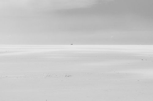 Two people on a deserted sandy plain in Spain. Wout Cook One2expose