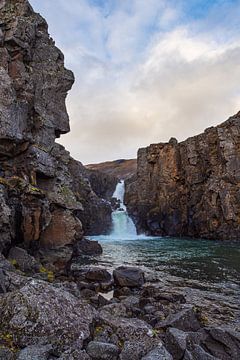 Blick auf den Wasserfall Tófufoss im Osten von Island