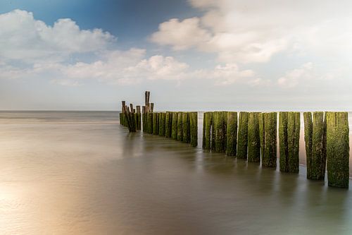 Golfbrekers langs de kust