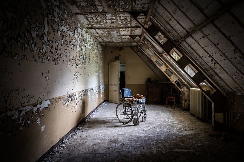 Fauteuil roulant dans un établissement psychiatrique par Inge van den Brande