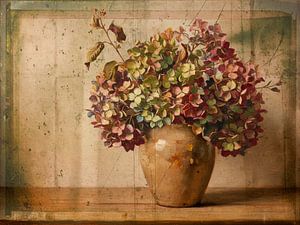 Nostalgisches Herbststillleben mit Hortensien in irdener Vase