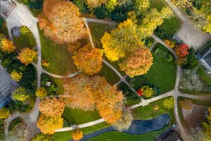 Luftaufnahme des Stadtparks von Zwolle an einem schönen Herbsttag