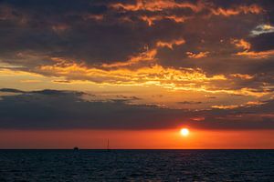 Sunset on the Baltic Sea in Warnemuende, Germany van Rico Ködder