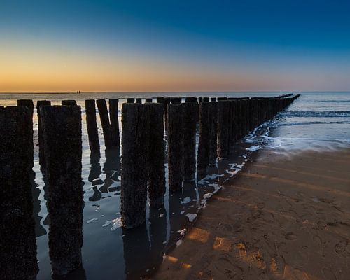 Golfbrekers bij zonsondergang in Domburg
