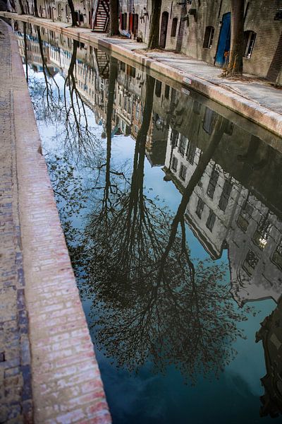 Weerspiegeling van grachtenpanden in het water van de Oudegracht in Utrecht. One2expose Wout Kok Pho van Wout Kok