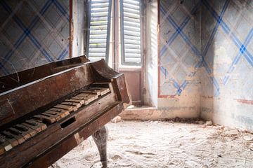 Gros plan sur un piano abandonné.