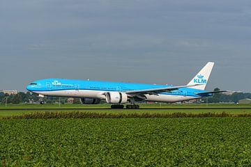KLM Boeing 777-300 (PH-BVR) is geland.