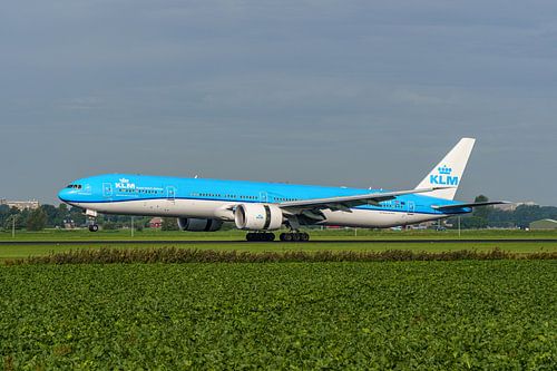 Landend KLM Boeing 777-300 passagiersvliegtuig.