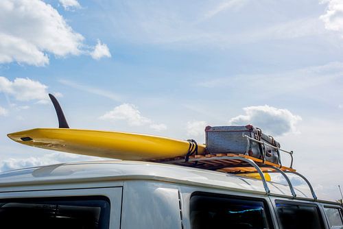 Retro bus met surfplank en koffer