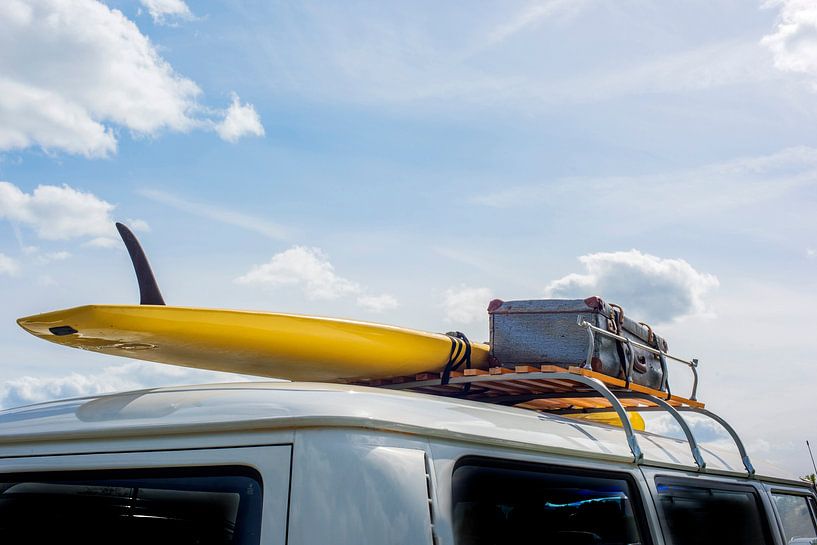 Retro bus with surfboard and suitcase by Blond Beeld