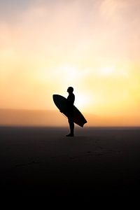 Surfeur dans le brouillard