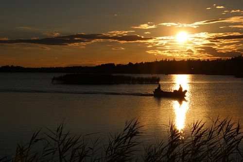 Boottocht bij zonsondergang