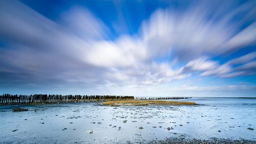 Het wad bij Moddergat met zeewering paaltjes
