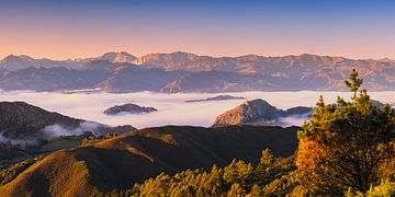 Panorama en zonsopkomst Mirador del Fitu, Asturië, Spanje van Henk Meijer Photography