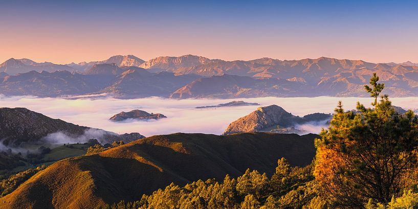 Panorama et lever de soleil Mirador del Fitu, Asturies, Espagne par Henk Meijer Photography