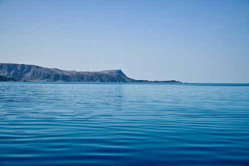 Fjord in Noorwegen met blauwe lucht